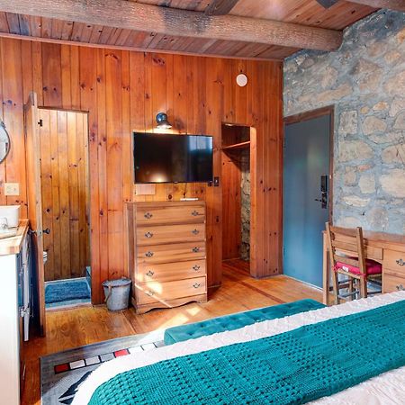 The Furry Lodge Double Ste 2&3 Уэйнсвилл Экстерьер фото