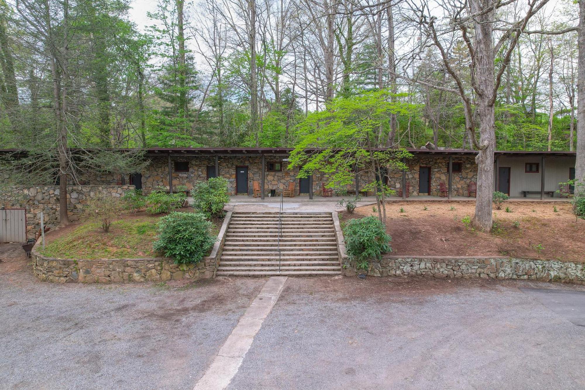 The Furry Lodge Double Ste 2&3 Уэйнсвилл Экстерьер фото